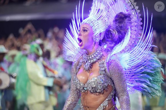 Paolla Oliveira cantou o samba enredo da Grande Rio bastante emocionada durante desfile da agremiação