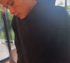 Em uma filmagem, o filho de Adriane Galisteu respondeu que estava com o joelho machucado e, por isso, estava usando bengala