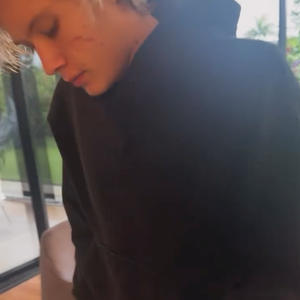 Em uma filmagem, o filho de Adriane Galisteu respondeu que estava com o joelho machucado e, por isso, estava usando bengala