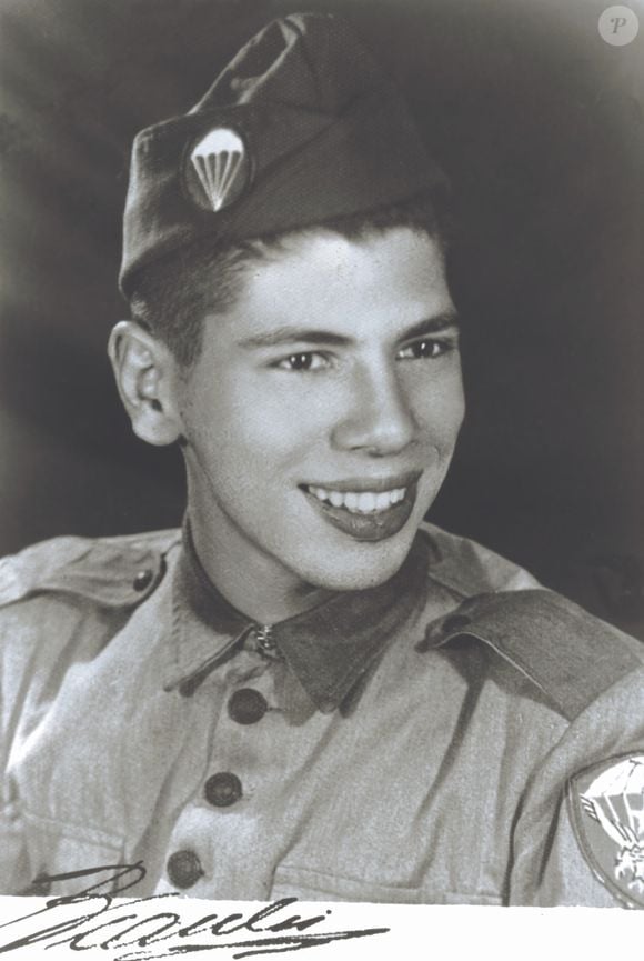 Tony Tornado e Silvio Santos foram companheiros de Exército na escola de paraquedismo: 'Lá no quartel, o Abravanel já vendia cera de carnaúba para a gente lustrar o boot'