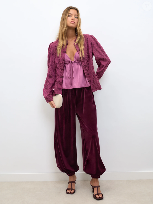 O veludo e o roxo vibrante dão à calça da Shein uma forte referência à estética boho, marcada por texturas, cores intensas e maximalismo. A peça resgata o espírito retrô dos anos 80 e pode ser equilibrada com itens básicos em tons neutros. O modelo custa R$ 173,53