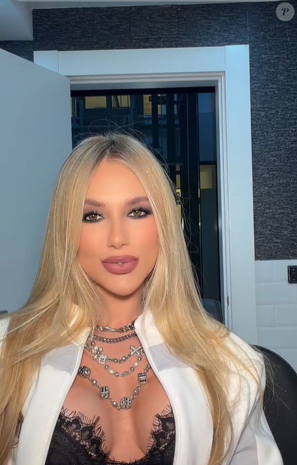 O funk dublado por Virgínia fala de uma pessoa que não assume, mas está com saudades