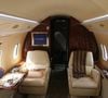 Interior do Challenger 300, modelo de avião utilizado por Luciano Huck, tem cabine executiva com poltronas reclináveis e espaço para reuniões