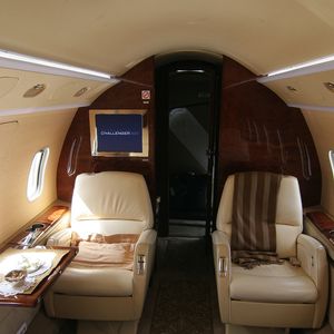 Interior do Challenger 300, modelo de avião utilizado por Luciano Huck, tem cabine executiva com poltronas reclináveis e espaço para reuniões