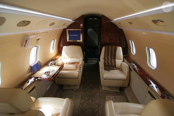 Interior do Challenger 300, modelo de avião utilizado por Luciano Huck, tem cabine executiva com poltronas reclináveis e espaço para reuniões