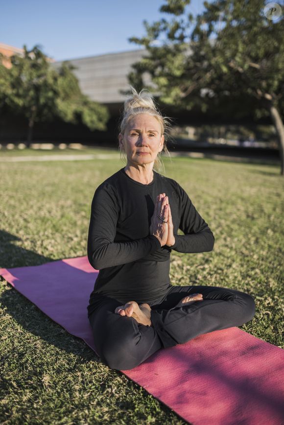 Para idosos com mobilidade reduzida, o Yoga pode ser adaptado com movimentos específicos e funcionais