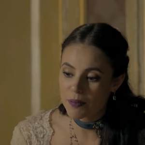 Antes de entrar em cena, Paolla Oliveira reforçava a cor nos lábios para deixar Melissa ainda mais "maléfica" e fiel à personalidade da vilã
