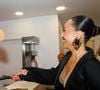 Sabrina se arriscou como chef e se divertiu ao cozinhar em meio ao público
