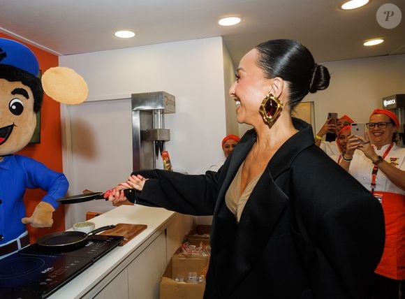 Sabrina se arriscou como chef e se divertiu ao cozinhar em meio ao público