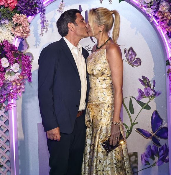 Ana Hickmann e Edu Guedes trocaram carinho durante a festa da Rommanel, em São Paulo, e foram clicados juntos pelos fotógrafos