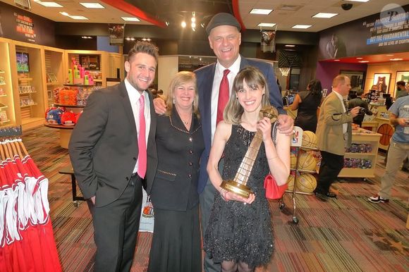 Oscar Schmidt com os filhos e a esposa em foto