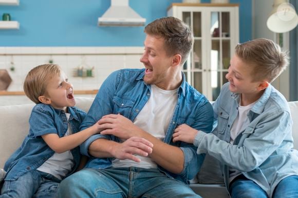 Um hábito interessante é usar o silêncio. Para o palestrante Justin Bariso, autor do livro 'Inteligência Emocional para o Dia a Dia', conversas triviais não são relevantes para nada.