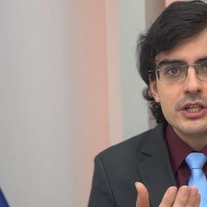 Após a polêmica, Dudu Camargo foi contratado pela TV Meio Norte, onde surpreendeu com um visual super diferente