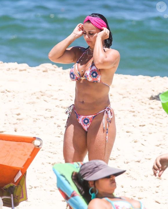 Estampados também conquistam Viviane Araújo, que nunca repetiu um modelinho nas redes sociais