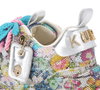 O tênis da Kurt Geiger London combina estampa floral, paetês, cadarços trançados em azul e rosa e solado chunky, criando uma proposta nada discreta