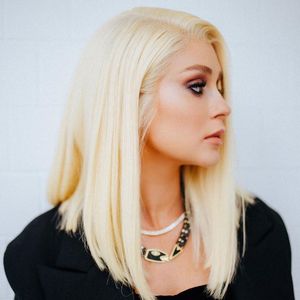 A full lace foi o tipo de peruca usada por Marina Ruy Barbosa ao surgir com o cabelo platinado