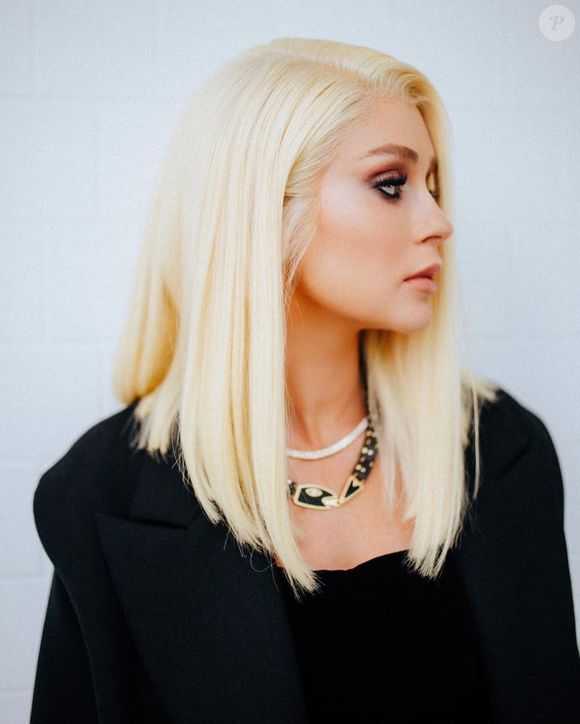 A full lace foi o tipo de peruca usada por Marina Ruy Barbosa ao surgir com o cabelo platinado