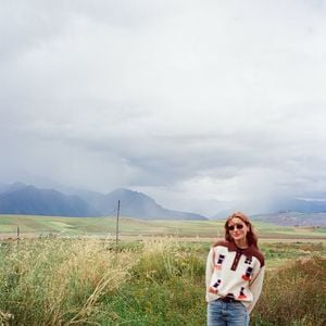 Com uma abordagem que mescla minimalismo, funcionalidade e sofisticação, a melhor amiga de Bruna Marquezine tem influenciado tendências e conquistado admiradores com seu visual contemporâneo e autêntico.