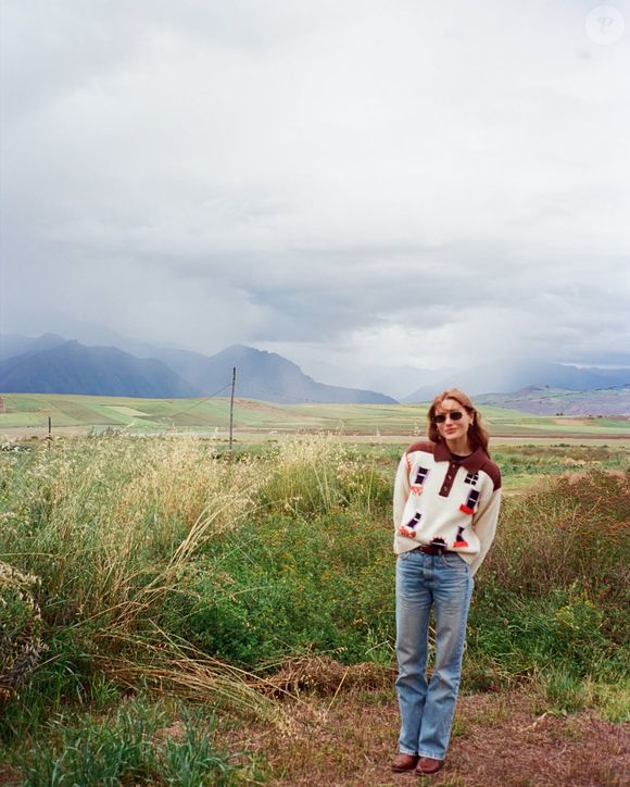 Com uma abordagem que mescla minimalismo, funcionalidade e sofisticação, a melhor amiga de Bruna Marquezine tem influenciado tendências e conquistado admiradores com seu visual contemporâneo e autêntico.