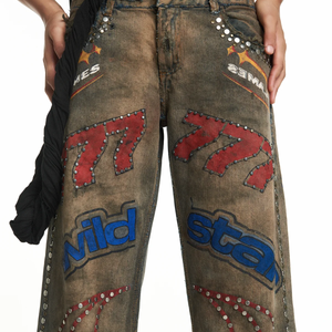 Durante o Lollapalooza em São Paulo, calça com tachas e pinceladas artesanais usada por Rafa Justus rouba a cena
