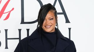 Alerta fofura! Aos 7 meses, Rihanna mostra rosto da 3ª filha, Rocki, em capa de revista, e detalhe rouba a cena: 'Essa criança é a MÃE dela!'
