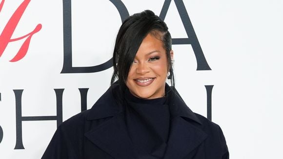 Alerta fofura! Aos 7 meses, Rihanna mostra rosto da 3ª filha, Rocki, em capa de revista, e detalhe rouba a cena: 'Essa criança é a MÃE dela!'