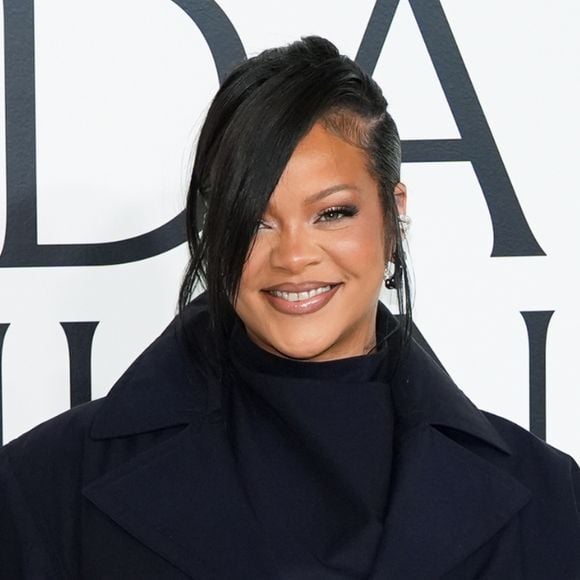 Aos 7 meses, Rihanna mostra rosto da 3ª filha, Rocki, em capa de revista, e detalhe rouba a cena: 'Essa criança é a MÃE dela!'