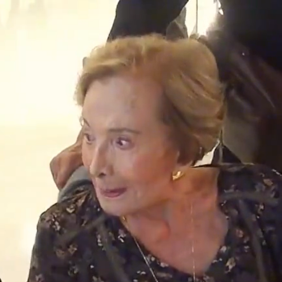 Aos 89 anos, Glória Menezes ainda provocava comoção em suas aparições públicas. Em agosto de 2024, a atriz foi à Travessa, no Leblon, acompanhada do filho Tarcísio Filho, para prestigiar Boni