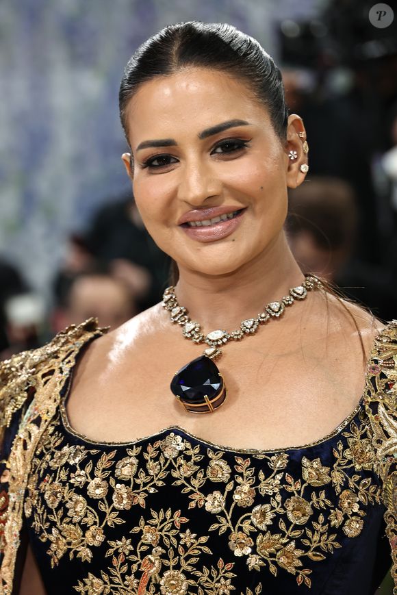 Além do imponente colar, Sudha Reddy usou uma esmeralda colombiana de 40 quilates com lapidação Asscher e um anel com diamante polki de 30 quilates