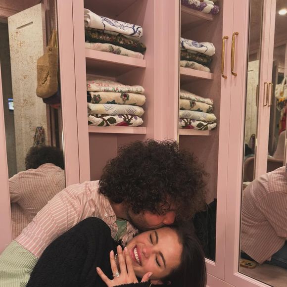 A famosa agora é noiva do produtor Benny Blanco, e aparentou estar super feliz com a notícia.