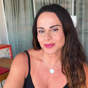 Com o rosto natural e sem os olhos puxados do vídeo, Viviane Araújo lamentou as críticas à sua aparência