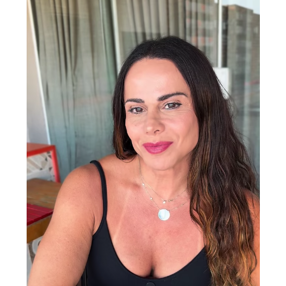 Com o rosto natural e sem os olhos puxados do vídeo, Viviane Araújo lamentou as críticas à sua aparência