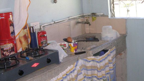 De uma pequena cozinha sem graça nem personalidade a um espaço harmonioso e inspirador com uma renovação muito fácil