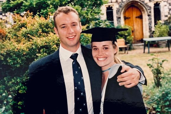 A britânica Laura Dawson, jovem, se formando na faculdade na companhia do marido, Ben Dawson