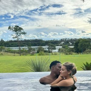 Endrick e Gabriely Miranda estão casados desde setembro de 2024 e juntos desde outubro de 2023