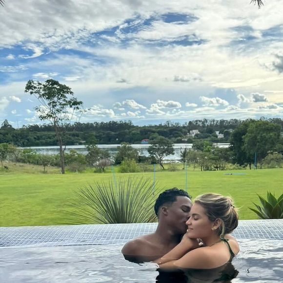 Endrick e Gabriely Miranda estão casados desde setembro de 2024 e juntos desde outubro de 2023
