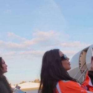 Interior do 'Kim Air' aposta em tons neutros, couro e cashmere para criar ambiente sofisticado e aconchegante