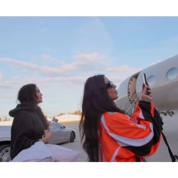 Interior do 'Kim Air' aposta em tons neutros, couro e cashmere para criar ambiente sofisticado e aconchegante