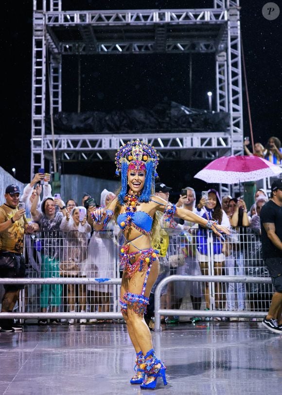 Biquíni cheio de contas foi a aposta de Sabrina Sato para ensaio da Gaviões da Fiel rumo ao carnaval 2025