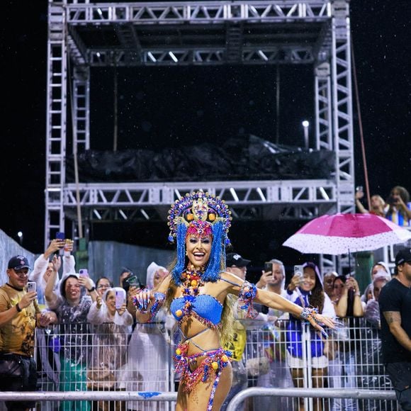 Biquíni cheio de contas foi a aposta de Sabrina Sato para ensaio da Gaviões da Fiel rumo ao carnaval 2025