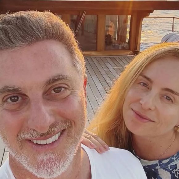 Publicação feita por Angélica e Luciano Huck mostrou o casal em diversos momentos de seu relacionamento