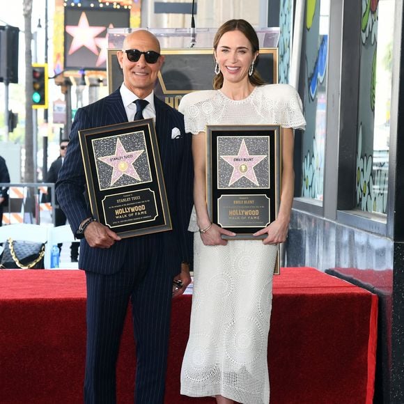 Emily Blunt e Stanley Tucci foram homenageados nesta quinta-feira (30) com estrelas na Calçada da Fama de Hollywood, ampliando o legado do elenco de 'O Diabo Veste Prada' na icônica atração de Los Angeles