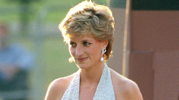 Vizzano se inspira em Lady Di para criar sandálias de festa, sucesso nos anos 90, que estão de volta em 2026 mais confortáveis e acessíveis