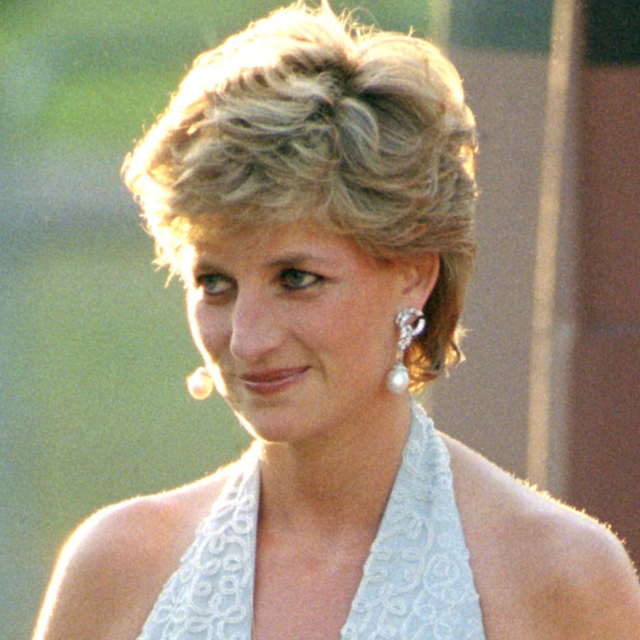 Vizzano se inspira em Lady Di para criar sandálias de festa, sucesso nos anos 90, que estão de volta em 2026 mais confortáveis e acessíveis