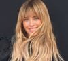 Carolina Dieckmmann mudou o visual mais uma vez! Após adotar um chanel moreno para interpretar Diná no filme de 'A Viagem', a atriz voltou ao loirão, apostou em um cabelão e ainda fez referência a Shakira