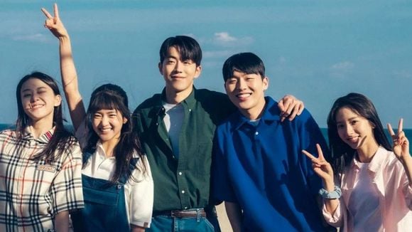 Terminei de maratonar este dorama da Netflix e agora meu maior sonho é voltar aos anos 90: uma Coreia nostálgica, os primeiros sonhos adolescentes e um amor avassalador marcam esta trama com Kim Tae-ri e Nam Joo-hyuk