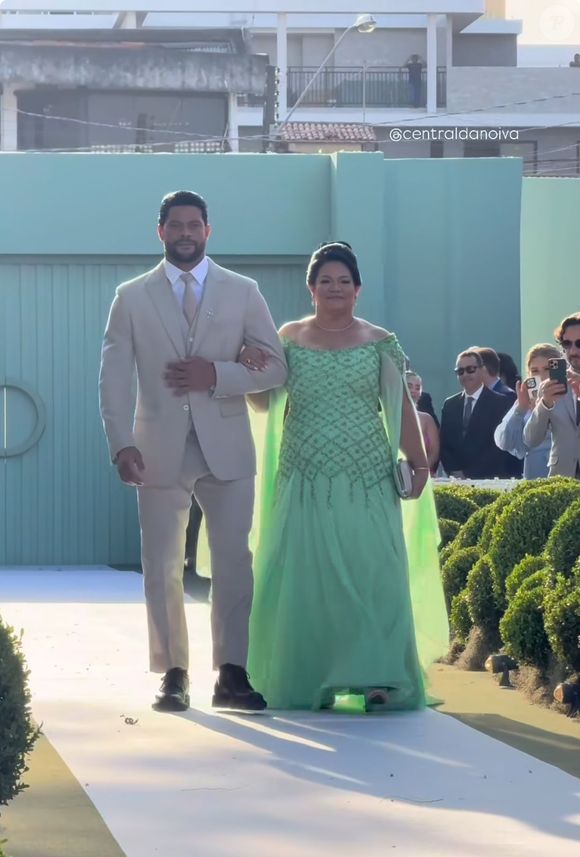 Hulk entrou com a mãe em segundo casamento com Camila Ângelo