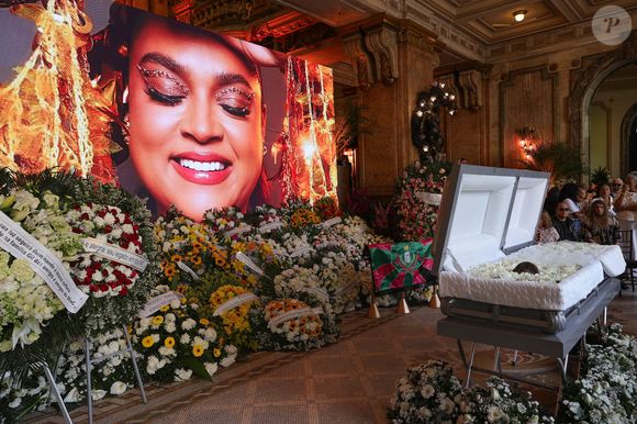 Velório de Preta Gil: caixão com o corpo foi colocado junto a inúmeras coroas de flores enviadas pela família e amigos