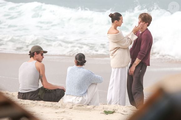 Bruna Marquezine e Shawn Mendes conversaram sentados ´`a beira-mar
