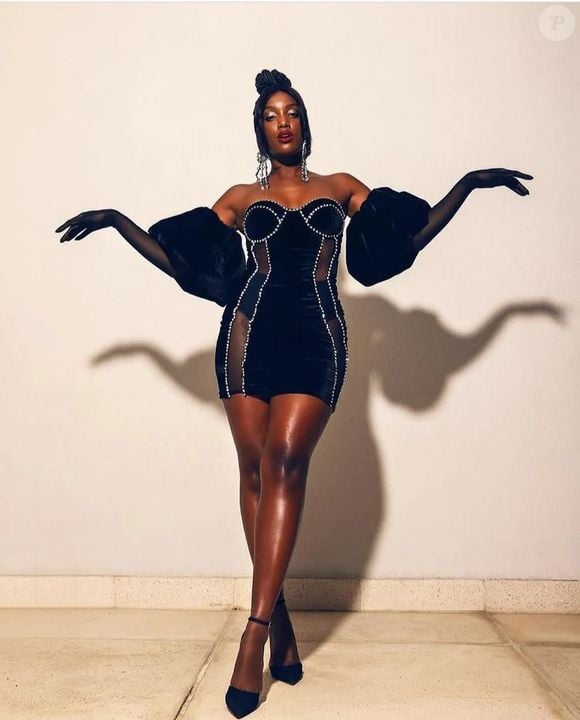 IZA usa vestido inspirado no filme "Bonequinha de Luxo", da atriz Audrey Hepburn